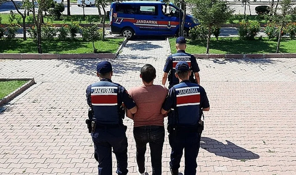 21 ayrı suçtan aranan suç makinesi jandarmanın operasyonuyla yakalandı