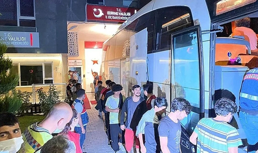 227 Afgan göçmen sınır dışı edilmek üzere İstanbul'a gönderildi