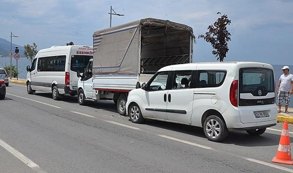 3 araçlık zincirleme kazada 1 kişi yaralandı