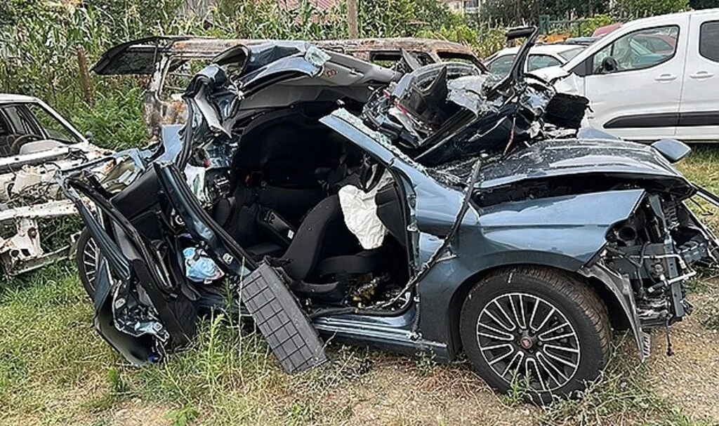 3 kişilik aile mezar olan otomobil hurda yığınına döndü