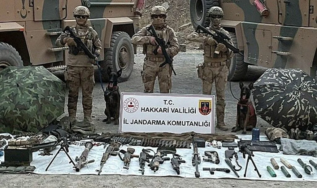 3 teröristin etkisiz hale getirildiği operasyonda çok sayıda silah ve mühimmat ele geçildi