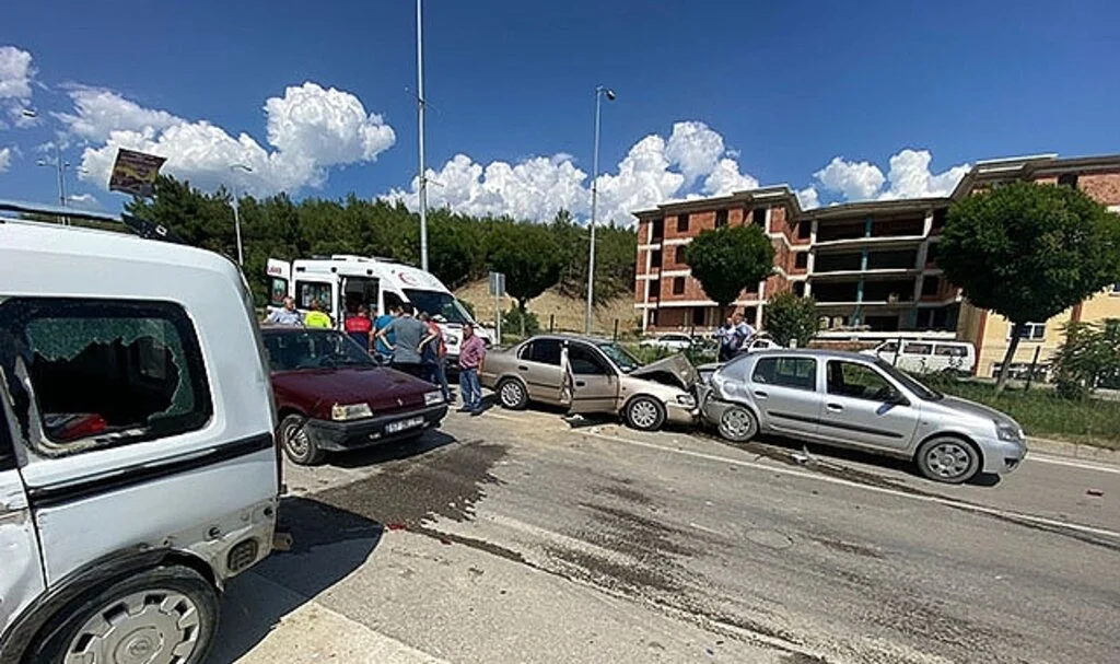 4 aracın karıştığı zincirleme kazada 2 kişi yaralandı