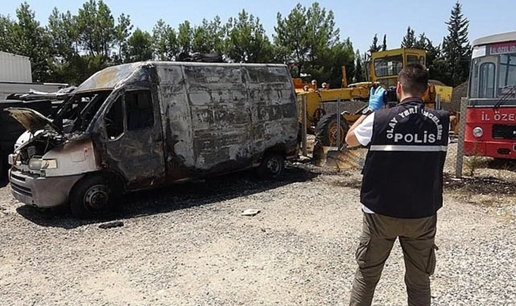 4 çocuk iki ambulansı yaktı
