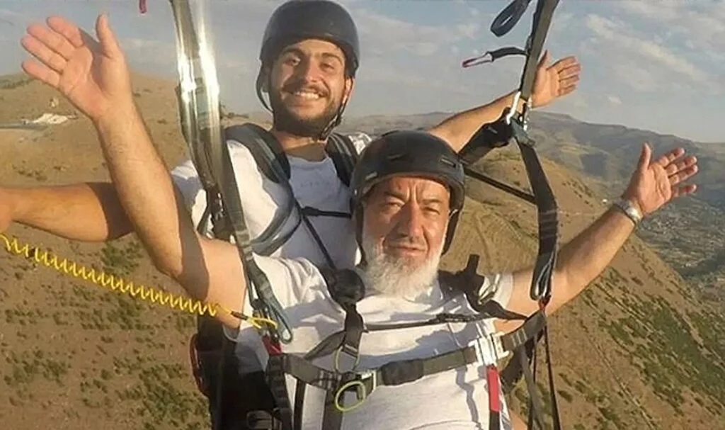 64 yaşındaki dede paraşütle dağdan atladı, heyecanlanınca tekbir getirdi