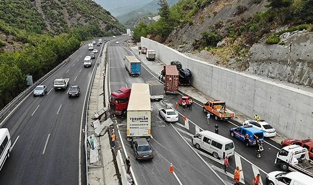 7 araçlı zincirleme kaza: 5 yaralı
