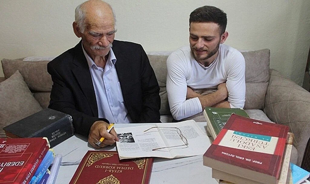 71 yaşındaki baba 22 yaşındaki oğluyla aynı üniversitede aynı bölümü kazandı