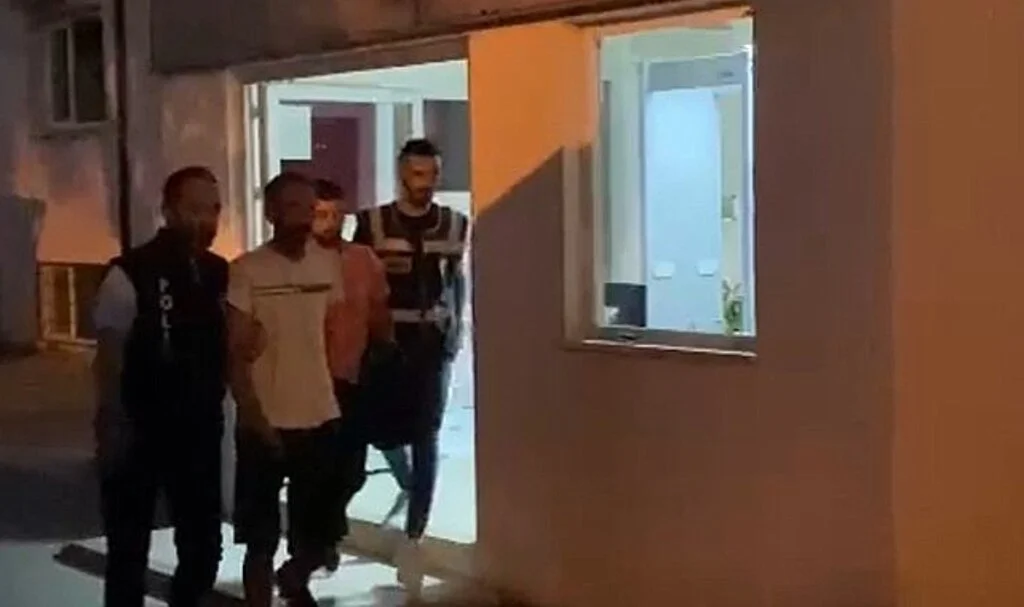 75 düzensiz göçmen kurtarıldı, olayla ilgili iki kişi tutuklandı