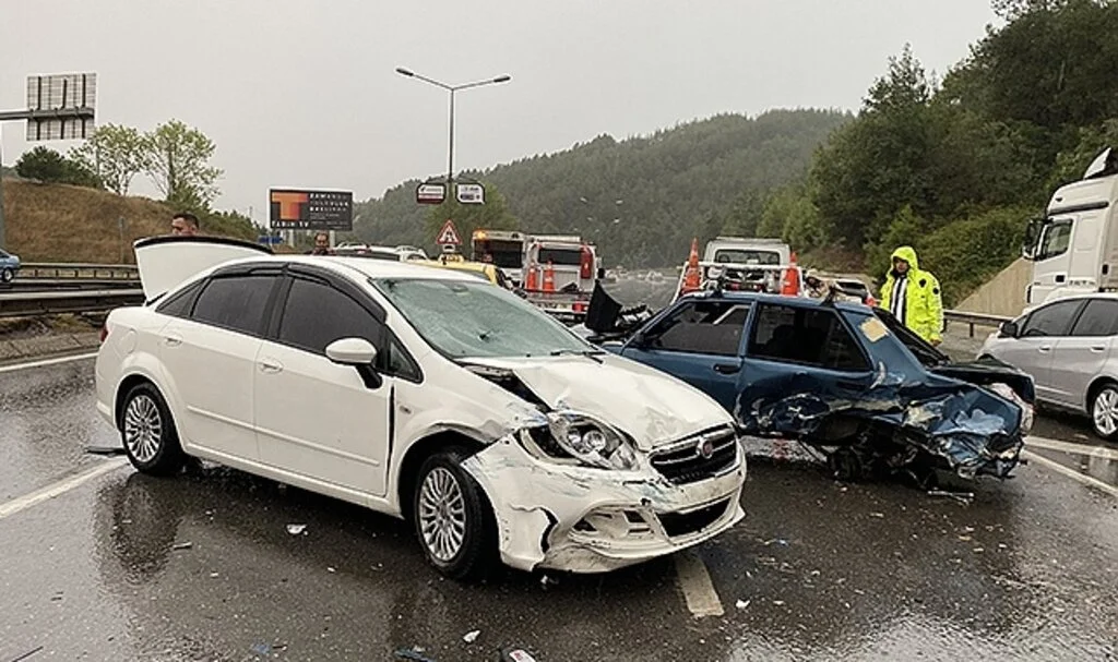 9 aracın karıştığı zincirleme kazada 2 yaralı