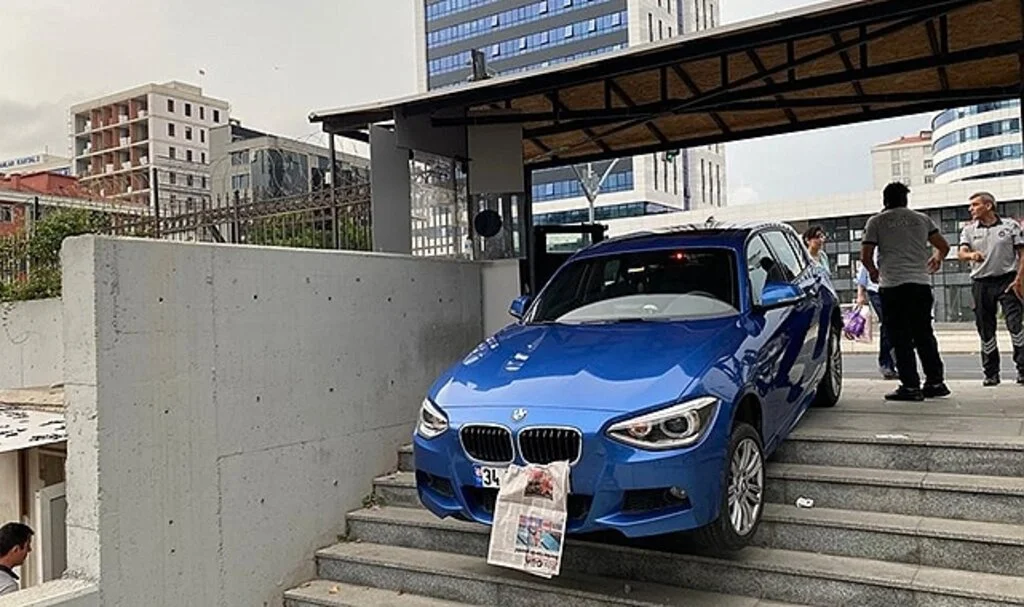 Adliyenin yaya girişinden giren otomobil merdivenlerde asılı kaldı
