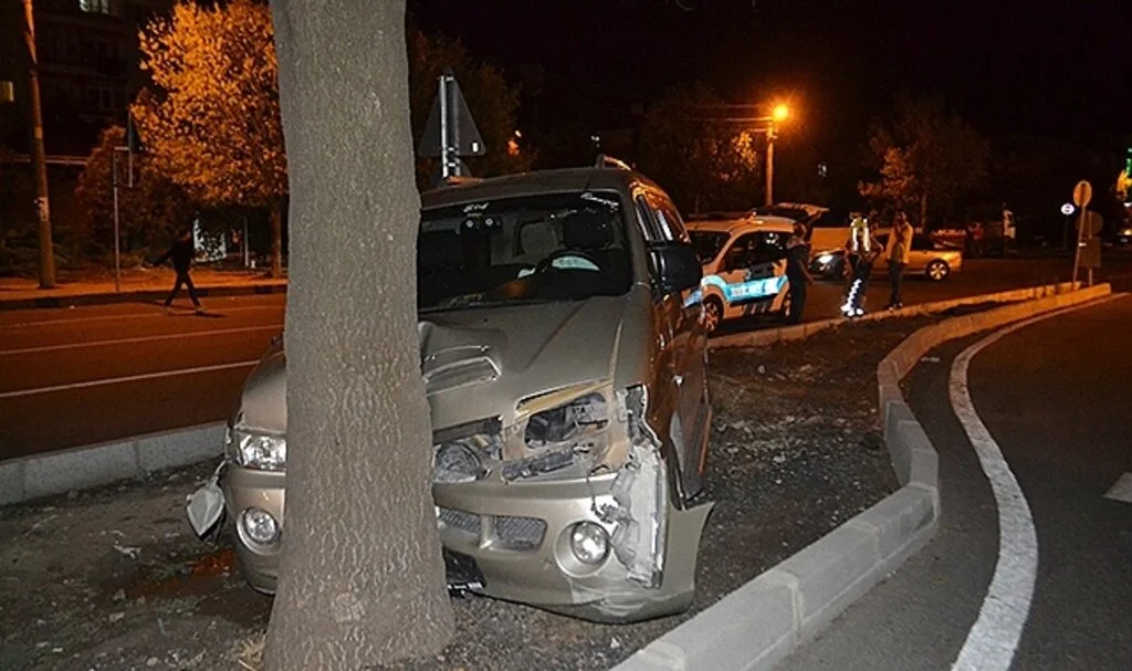 Ağaca çarpan ehliyetsiz sürücü yaralandı