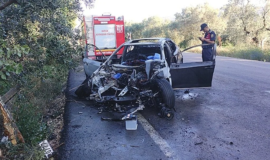 Ağaca çarpıp alev alan otomobilin sürücüsü feci şekilde can verdi