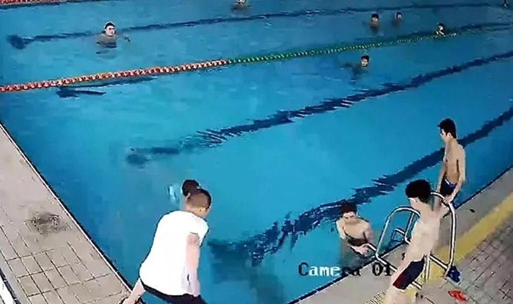 Ağzı açık bırakan görüntüler! Küçük çocuk havuzda herkesin ortasında boğuldu... Sosyal medyada tepki yağdı