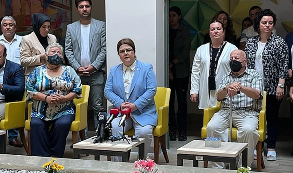 Aile ve Sosyal Hizmetler Bakanı Derya Yanık: "Pandemi döneminde yaşlılarımızı yalnız bırakmadık"