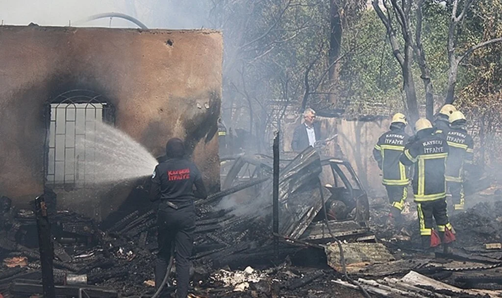 Ailesine kızdı, evi ateşe verdi