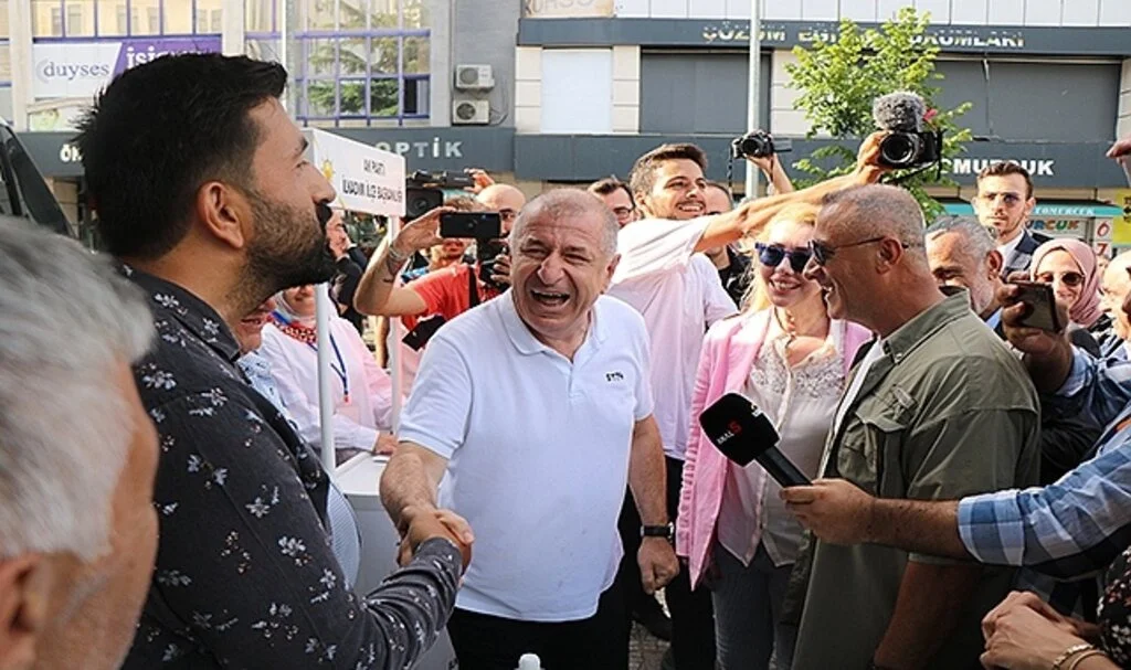 AK Parti'lilerden Ümit Özdağ'a: "Sizi üye yapalım"