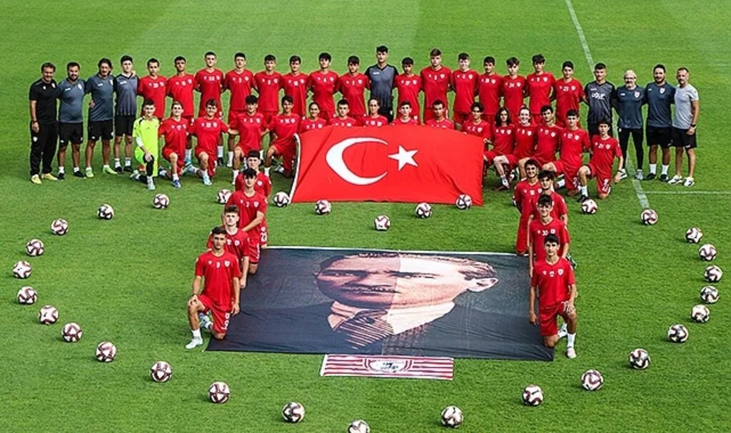 Akademi sporcuları atasını andı