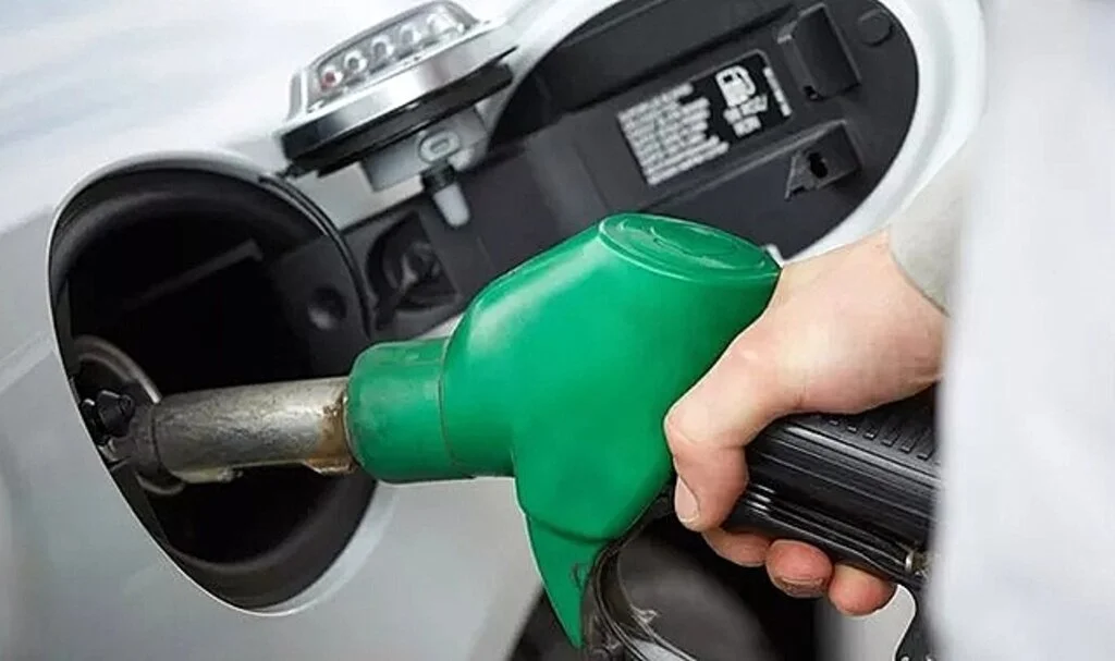 Akaryakıt fiyatlarında nefes aldıracak gelişme! Petrol düştü, benzin ve motorine indirim geldi