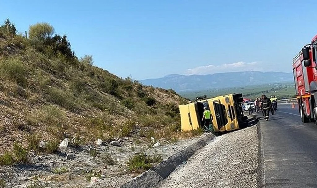 Akaryakıt tankeri devrildi, yakıt sızıntısının alev almaması için ekipler yoğun çaba sarf etti,