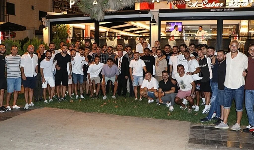 Akşam yemeğinde moral depoladılar 