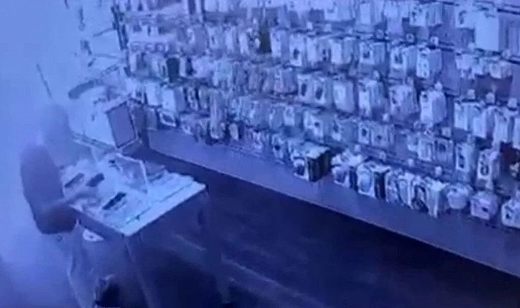 Alarmı söktükten sonra cep telefonunu kaşla göz arasında böyle çaldı