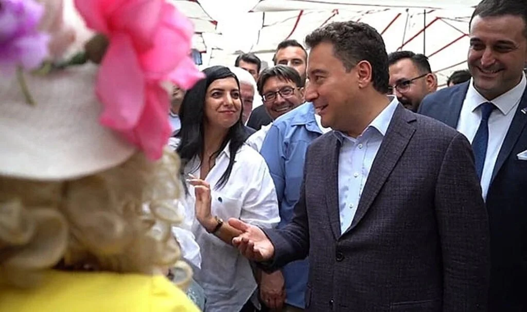 Ali Babacan'la kadın kılığına giren pazarcının 'koca' diyaloğu emniyetteki işlemlerinin ardından adliyeye sevk edileceği öğrenildi.