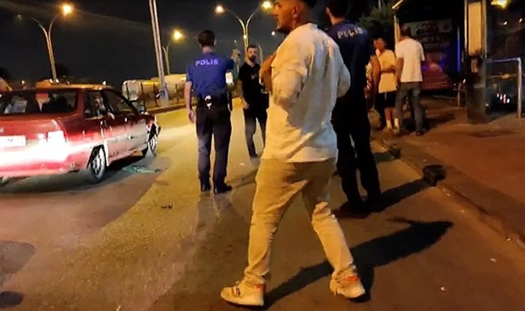 Alkolden ayakta duracak halleri yoktu ama kavga etmeye devam ettiler