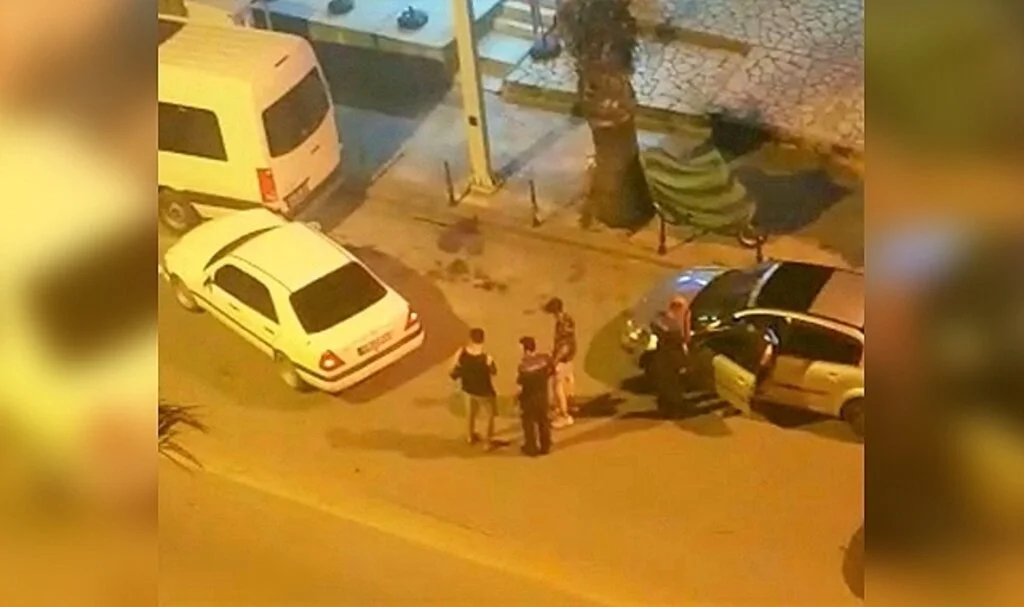 Alkollü sürücü önce otomobile ardından polis aracına kafa attı