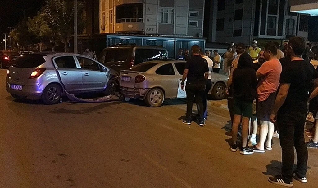 Alkollü sürücü park halindeki araçlara çarptı: 1 yaralı