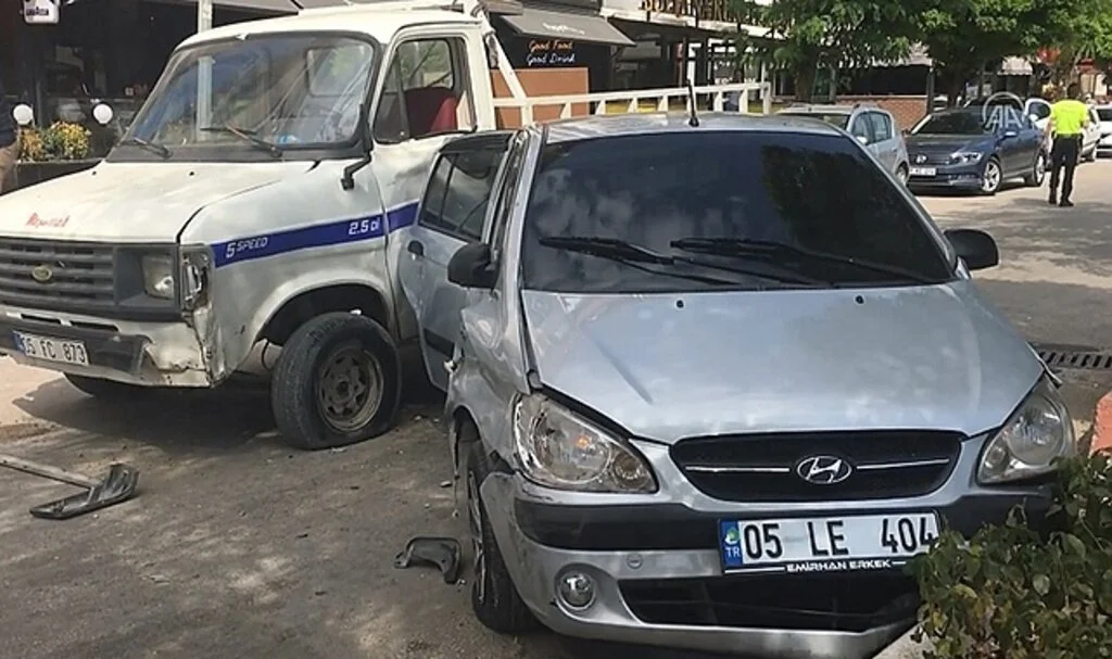 Amasya'da otomobil ile pikabın çarpıştığı kazada 2 kişi yaralandı