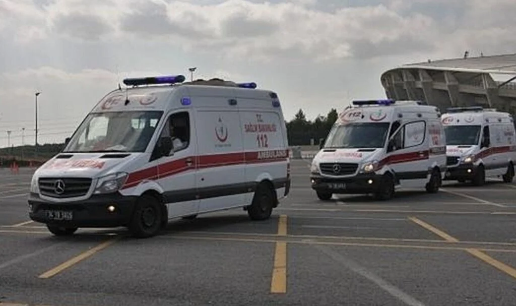 Ambulansa kafa attı, araca zarar vermeye çalıştı