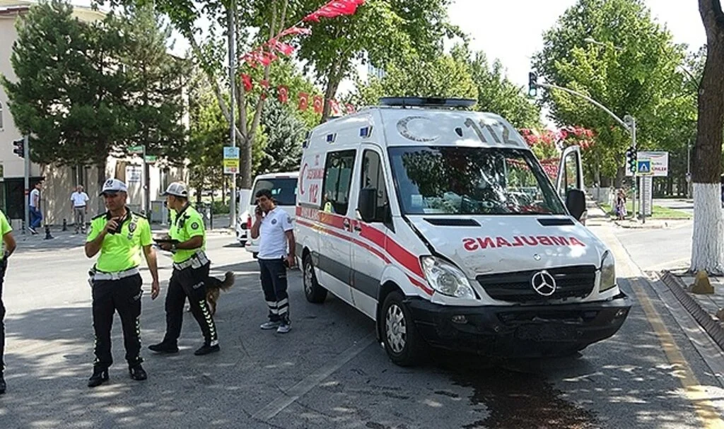 Ambulansla otomobil çarpıştı: 1 yaralı