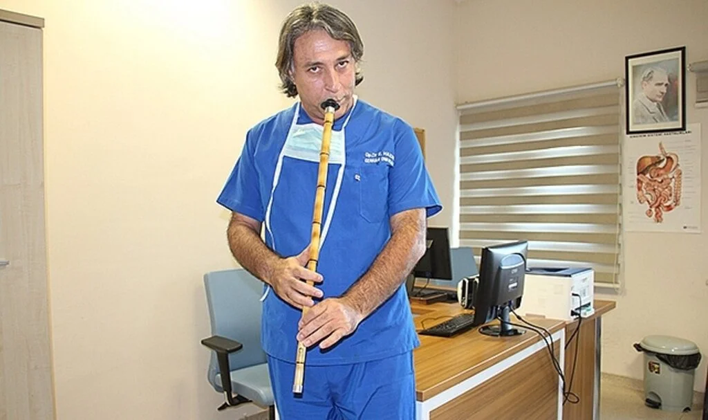 Ameliyat stresini 'ney'le atıyor