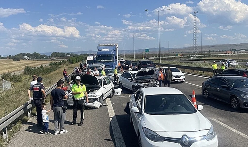 Anadolu Otoyolu'nun Bolu kesiminde zincirleme trafik kazasında 8 kişi yaralandı