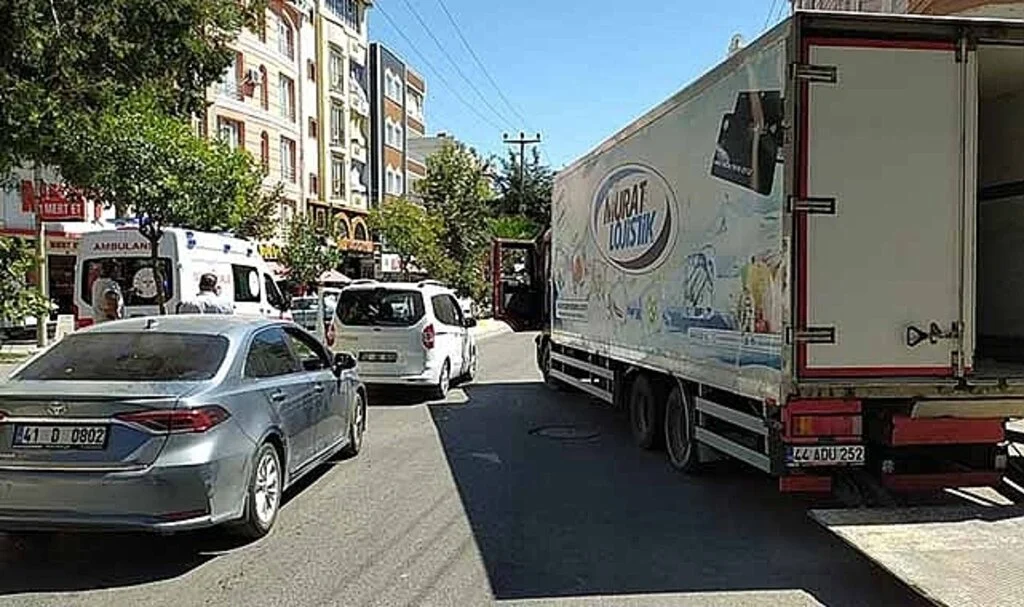 Aniden açılan kapıya çarpan motosiklet sürücüsü yaralandı