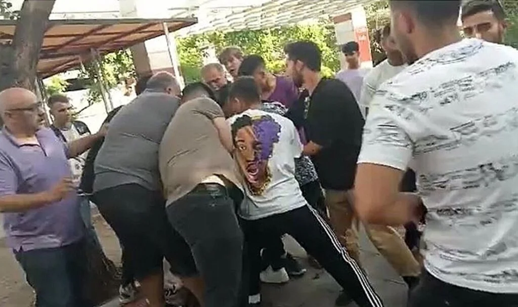 Ankara'da gençler arasında tekme tokatlı kavga kamerada