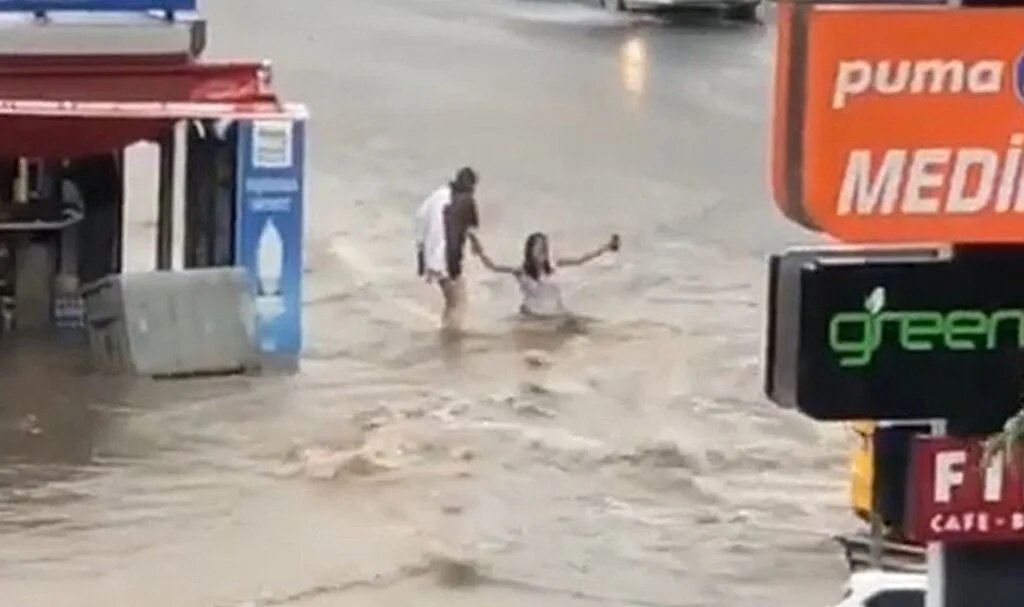 Ankara'da sel sularına kapılan kızı kurtardı