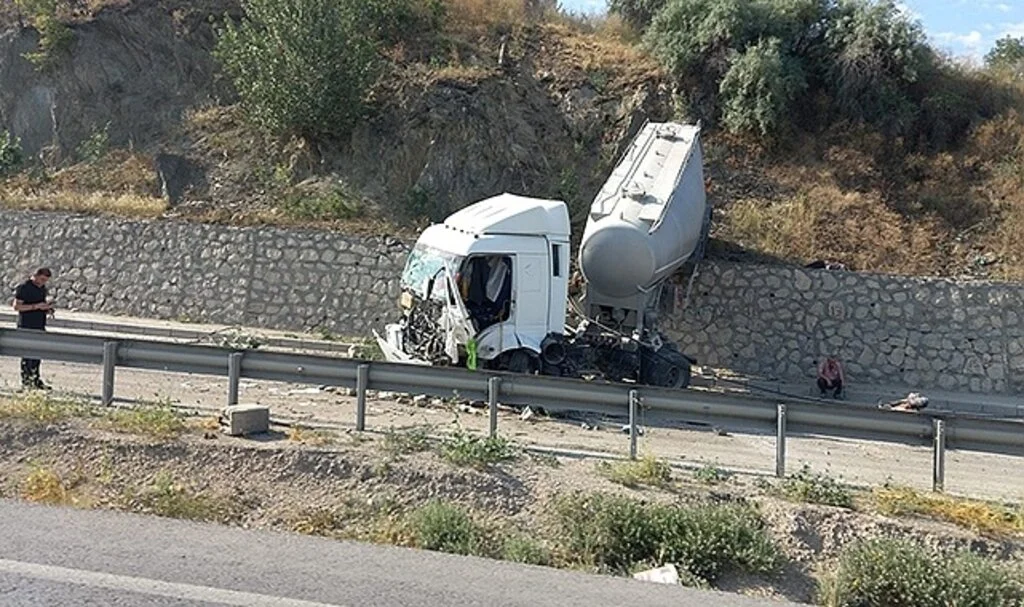 Ankara’daki kazada bir tır 25 metre yükseklikten yere çakıldı