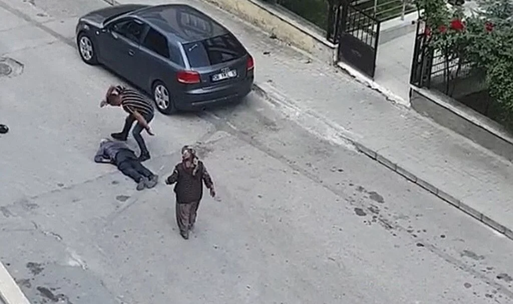 Annemi taciz etti iddiası: Dakikalarca başını tekmeledi