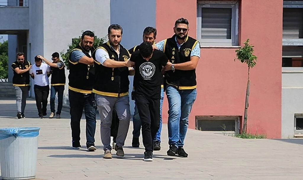 Annesini rahatsız eden kadının evine ateş etti tutuklandı