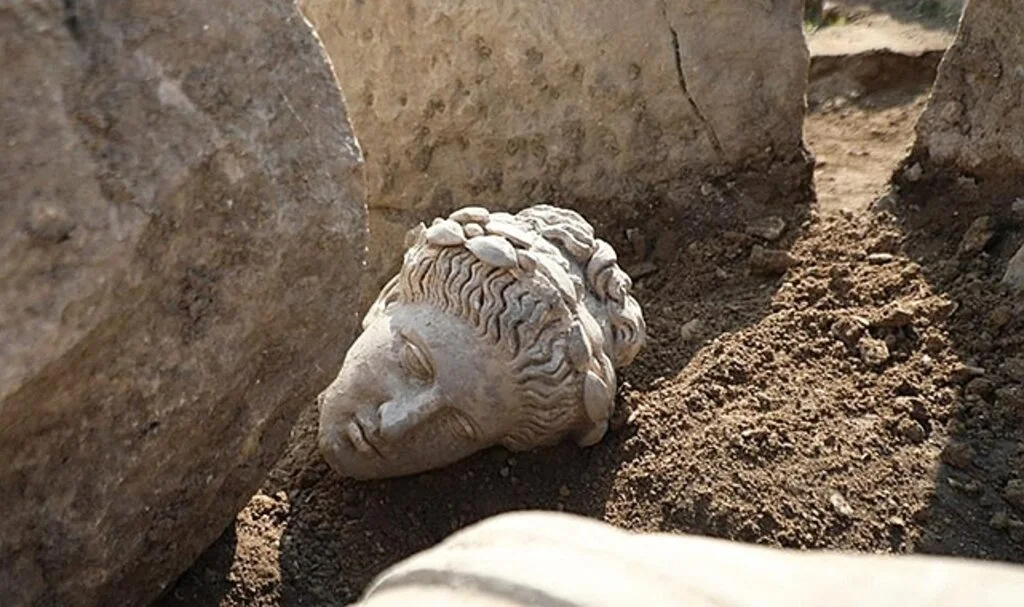 Antik kentte Apollon heykeli bulundu