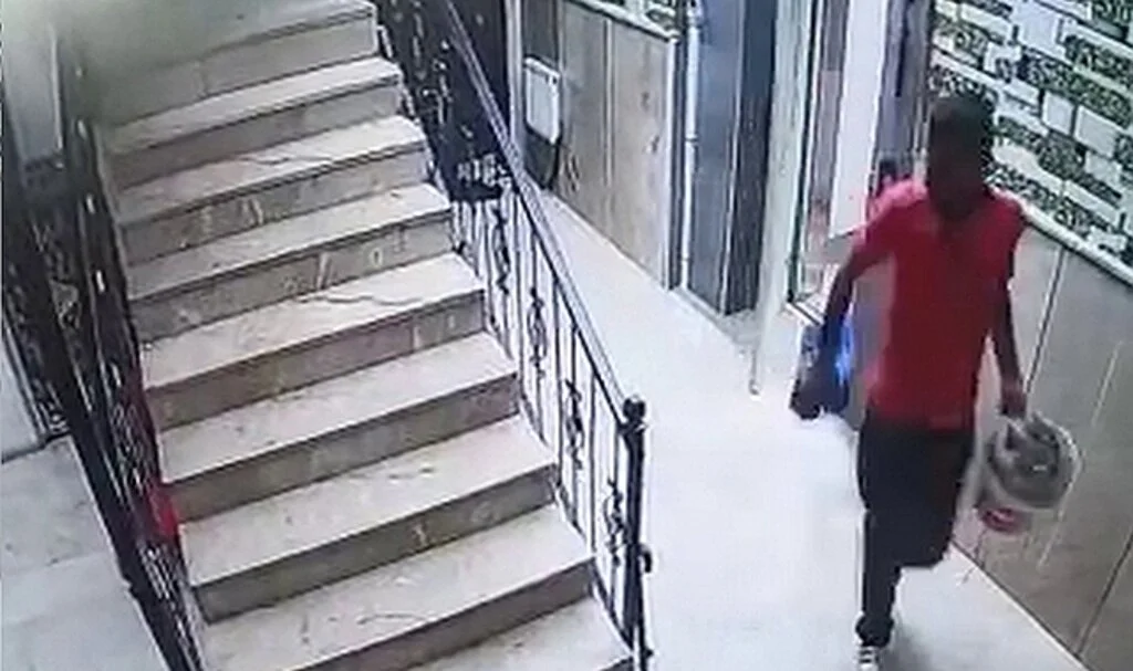 Apartmandan 15 çift ayakkabı çalan hırsızlar, aynı apartmandan çaldıkları bisikletlerle kaçtılar