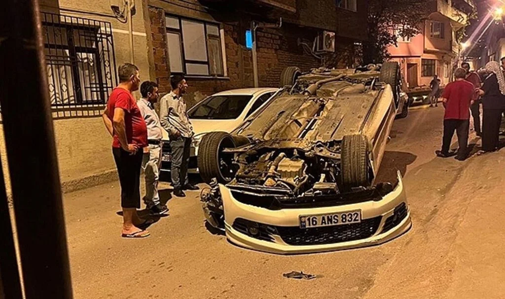 Ara sokakta hız yapan otomobil, 3 otomobile çarparak takla attı