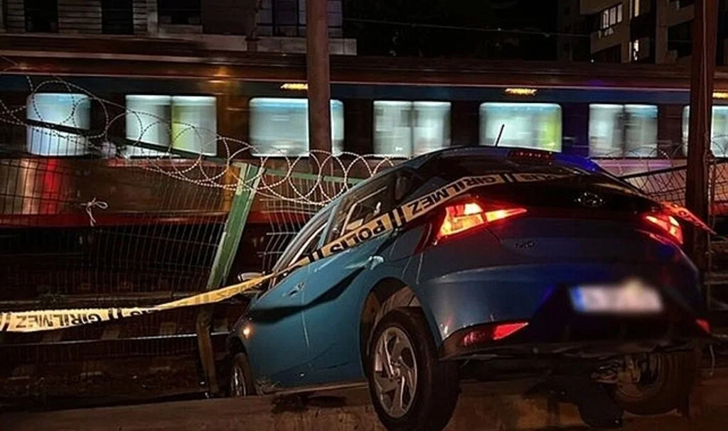 Araba tel örgüye asılı kaldı!