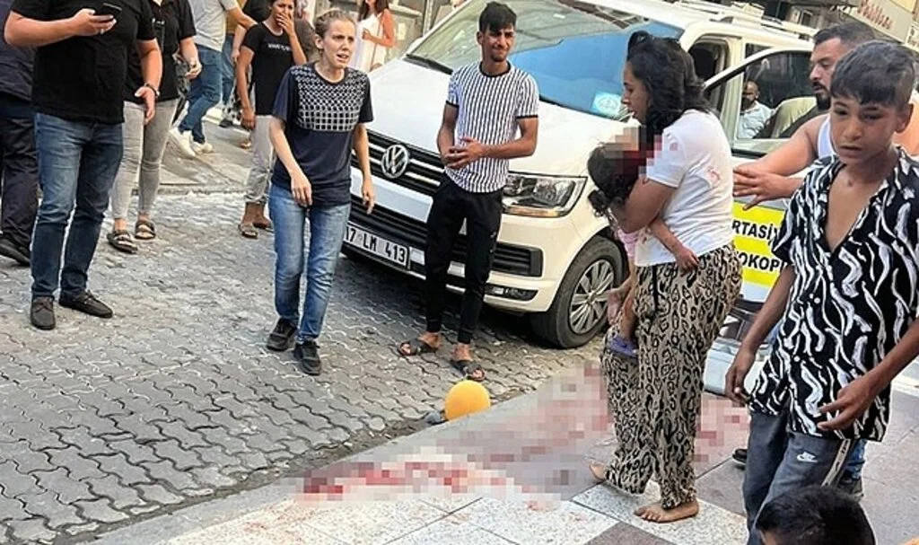 Aracın altında kalan 2 yaşındaki çocuk yaşamını yitirdi...