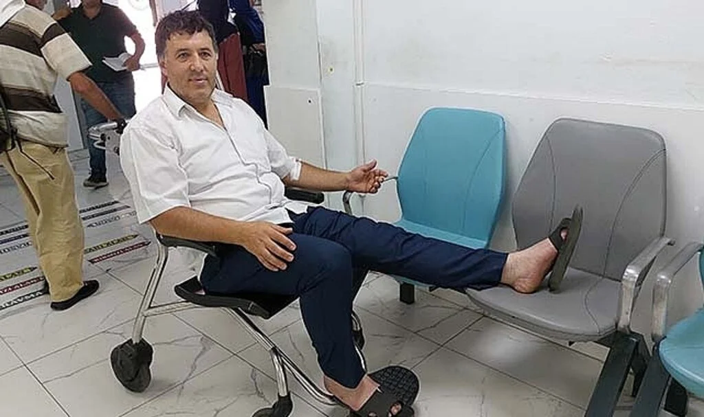 Araçların sibop kapaklarını söken çocukları uyarınca bıçaklandı