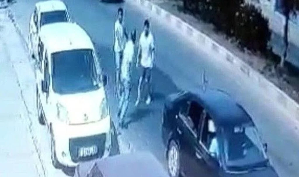 Araçtan indi! Bıçağı çekip saldırdı!