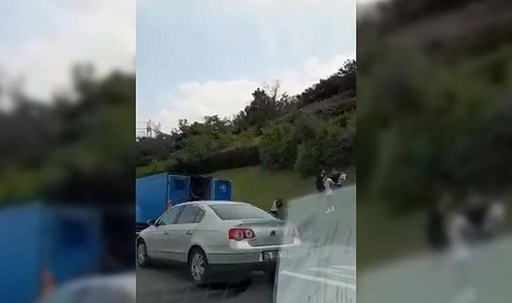 Arıza yapan kamyonetten inen göçmenler koşarak kaçtı