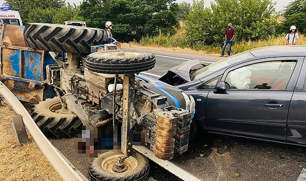  Arkadan otomobilin çarptığı traktör sürücüsü hayatını kaybetti