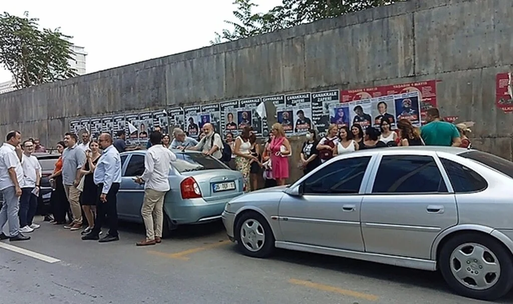 Art arda iki depremin ardından İzmir'de vatandaşlar panik yaşadı