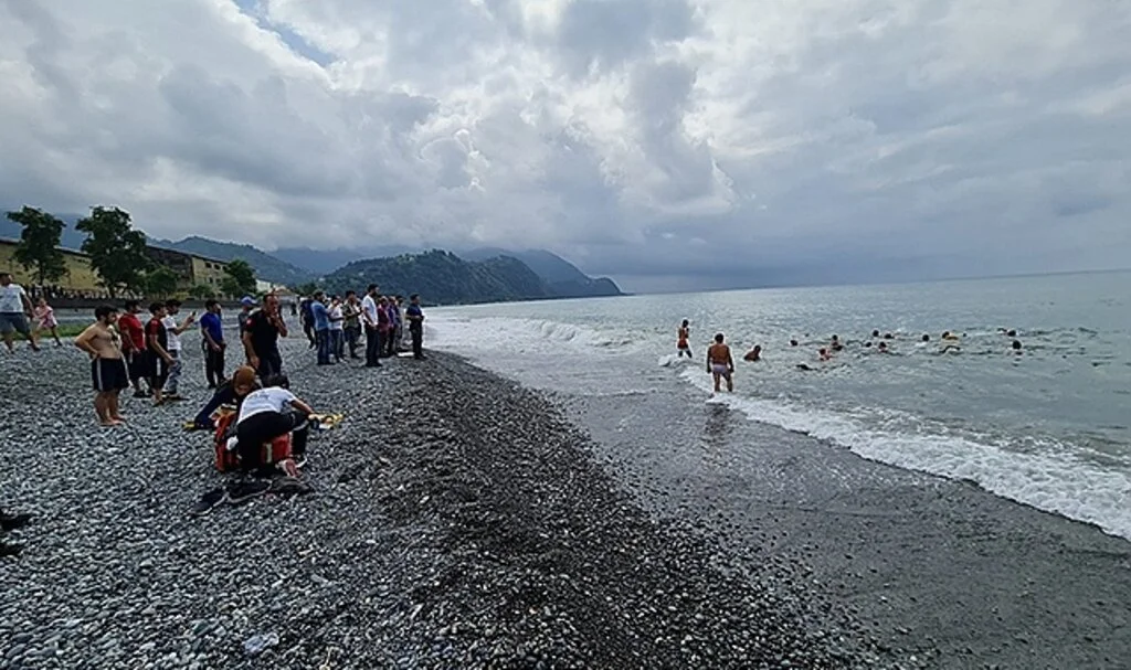 Artvin’de çay işçisi Afgan genç denizde boğularak hayatını kaybetti